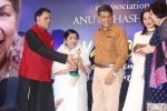 Lata Mangeshkar, Manish Tewari with Pamelaji Chopra, Simmi Grewal & Subbirami Reddy at Yash Chopra Memorial Awards in Mumbai on 19th Oct 2013